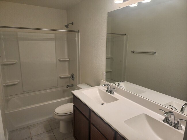 Building Photo - Spacious 4BR House in Converse