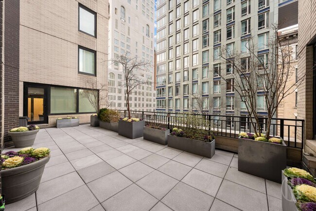 Building Photo - 300 E 77th St