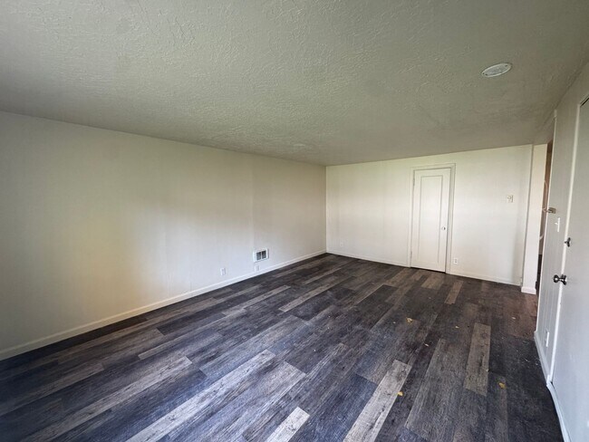 Building Photo - Luradel Duplex