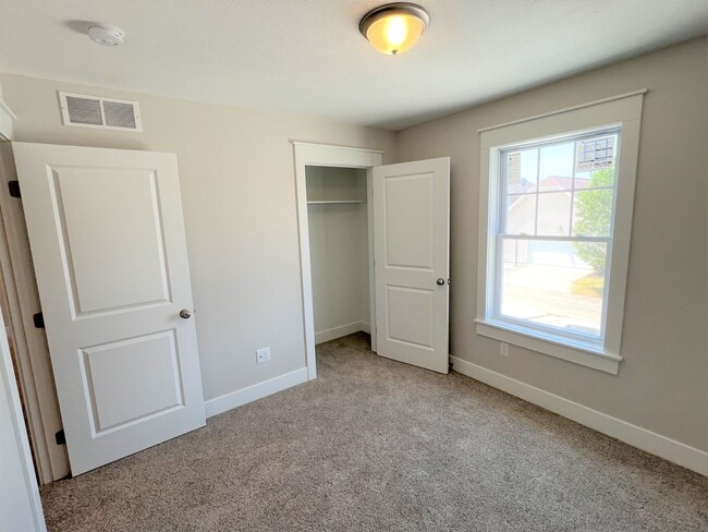 Building Photo - 4 Bed 2.5 Bath Townhome