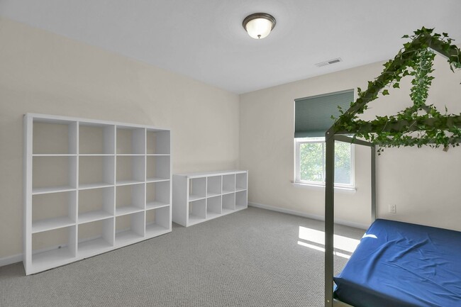 Building Photo - Spacious 3 Bedroom Home with Loft, Elegant...