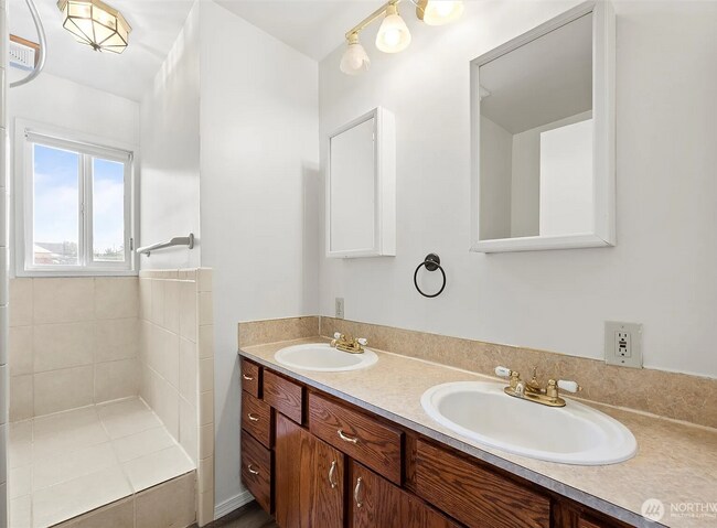 Building Photo - Ruth Duplex Unit A