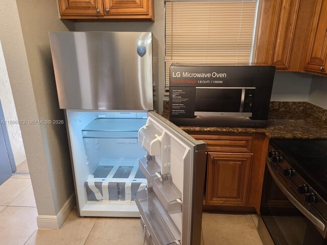 Building Photo - 1495 Lake Crystal Dr