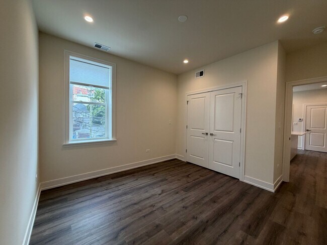 Building Photo - 916 W Belmont Ave