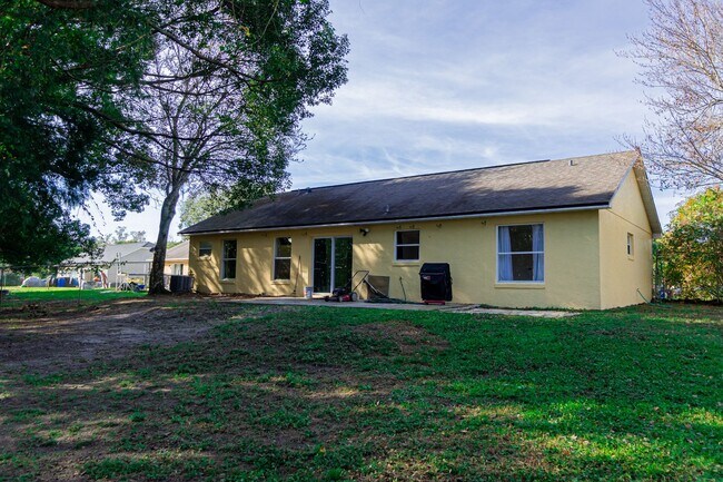 Building Photo - Very Nice 3/2 Home w/ Fenced Yard in St. Cloud with Bonus Room