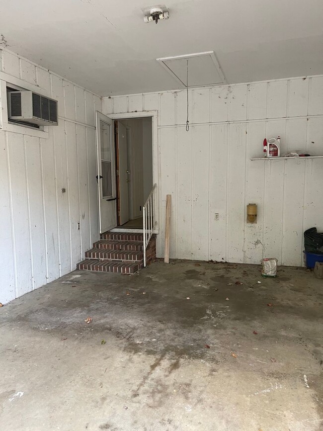 Building Photo - 2 bed/ 1 bath duplex with Carport