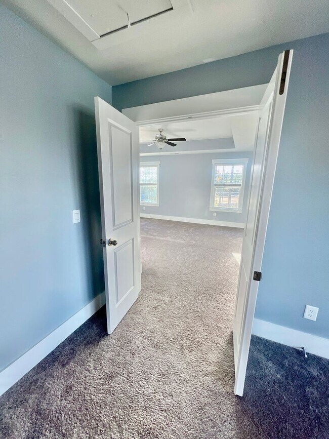 Building Photo - Prestigious 4 Bedroom Home on the Crystal ...