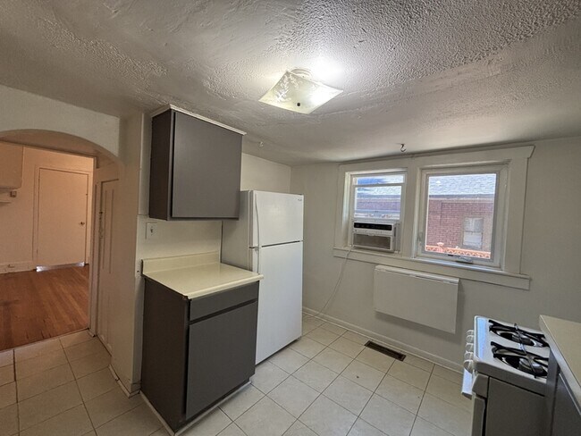 Building Photo - 921 Princeton Ave S