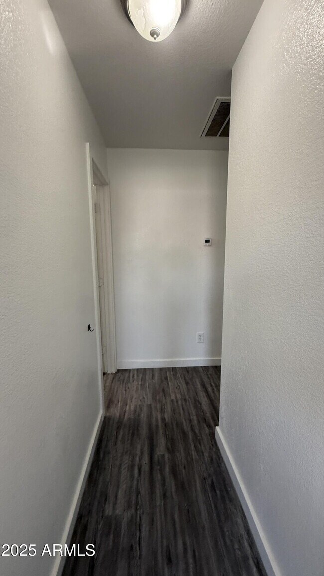 Building Photo - 679 W Jardin Dr
