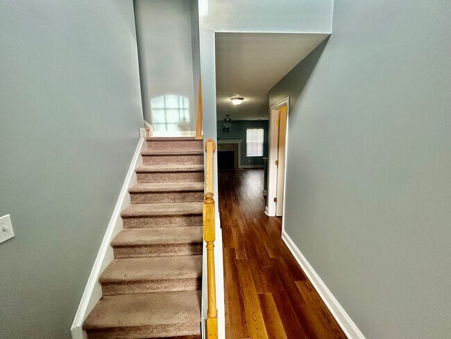 Building Photo - Large 4 Bed, 2.5 bath in Lexington!