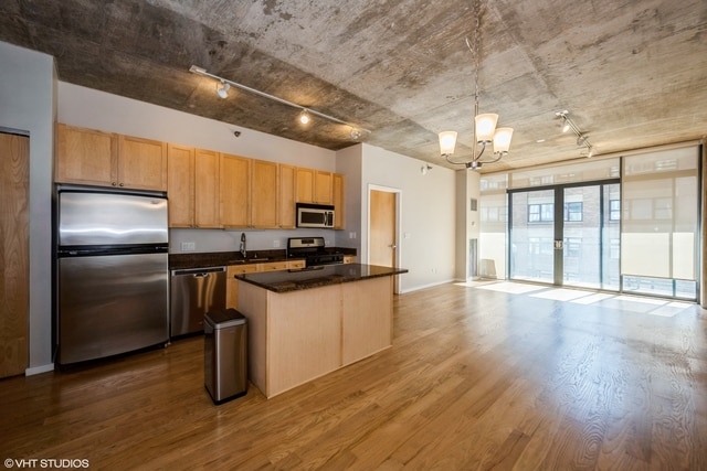 Building Photo - 321 S Sangamon St