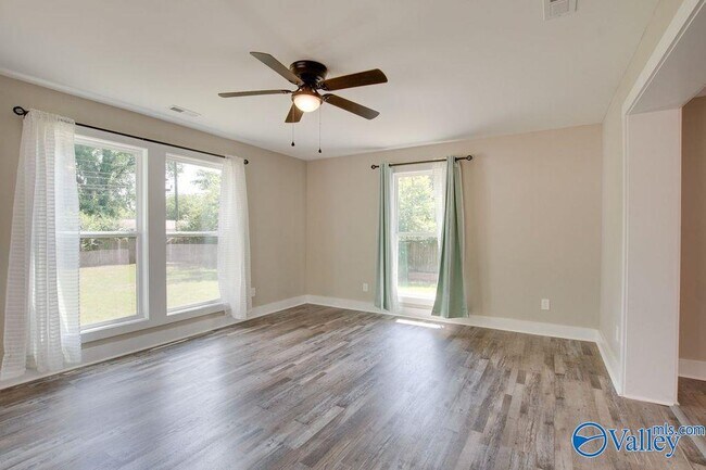 Building Photo - 213 Drake Ave SW