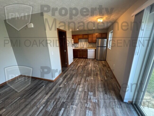 Building Photo - 2 Bedroom Townhouse with Garage