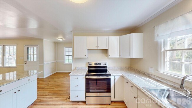 Building Photo - 6821 View Way Dr