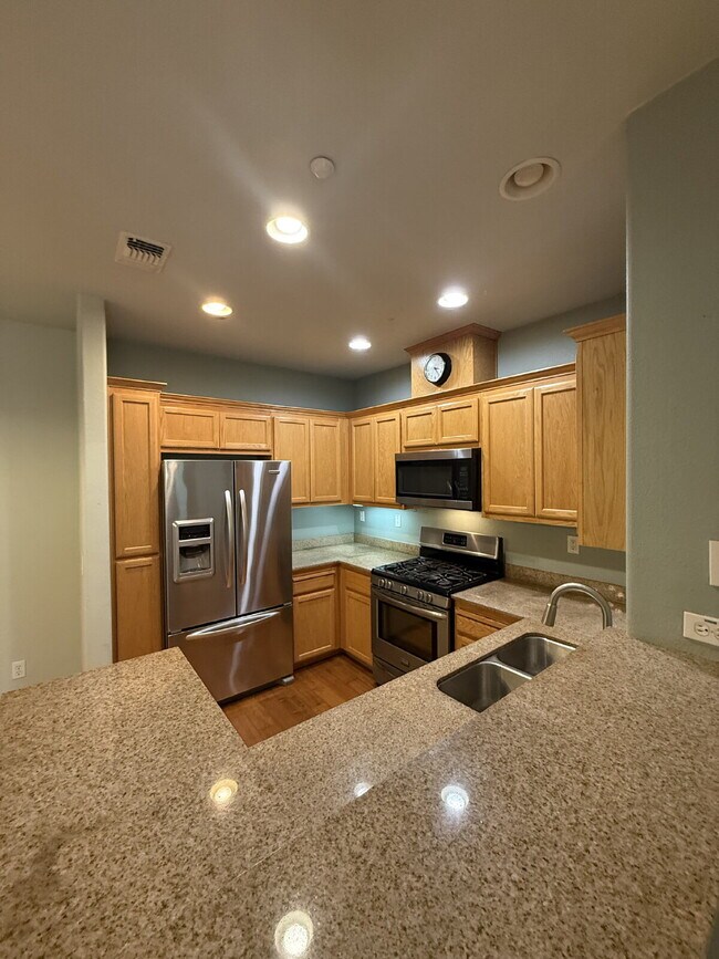Building Photo - Stunning First level Luxury 2 Bed/2 Bath Condo Close to Everything in Dublin