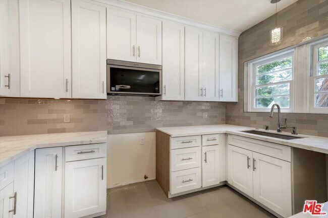 Building Photo - 9945 Robbins Dr