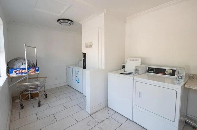 Building Photo - 413 Ewalt Ave