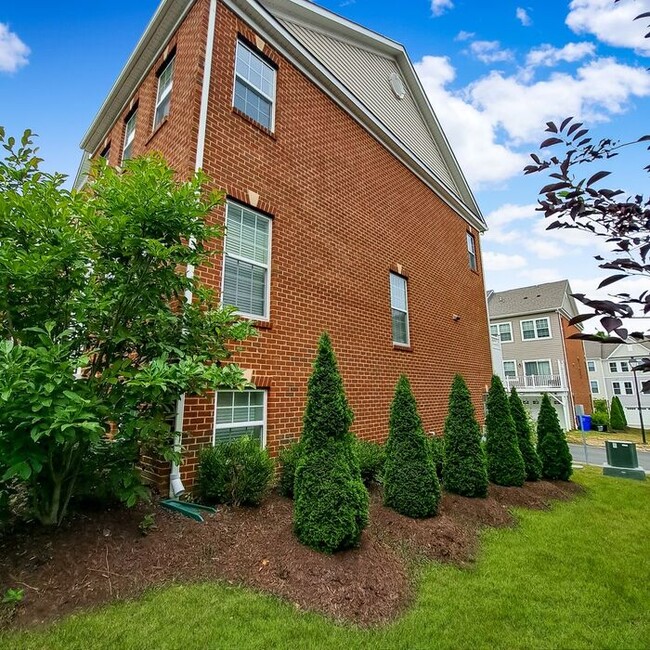 Building Photo - Gorgeous 3-Level End Unit Townhome, 3 Bedr...