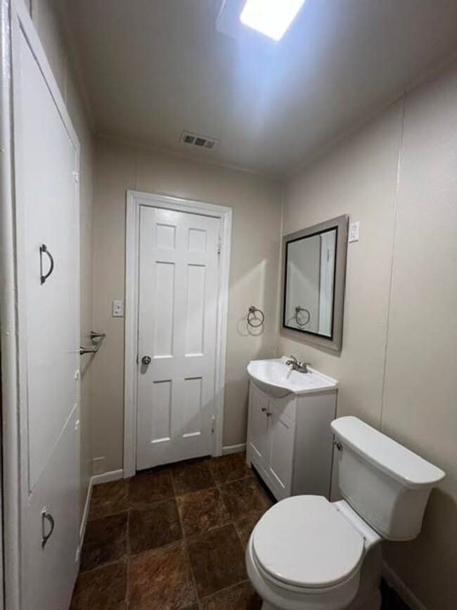 Building Photo - 2224 Cumberland Ave