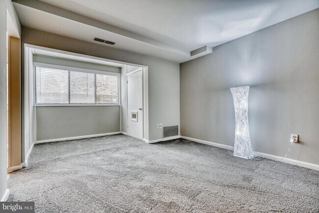 Building Photo - 140 Royal Oak Dr