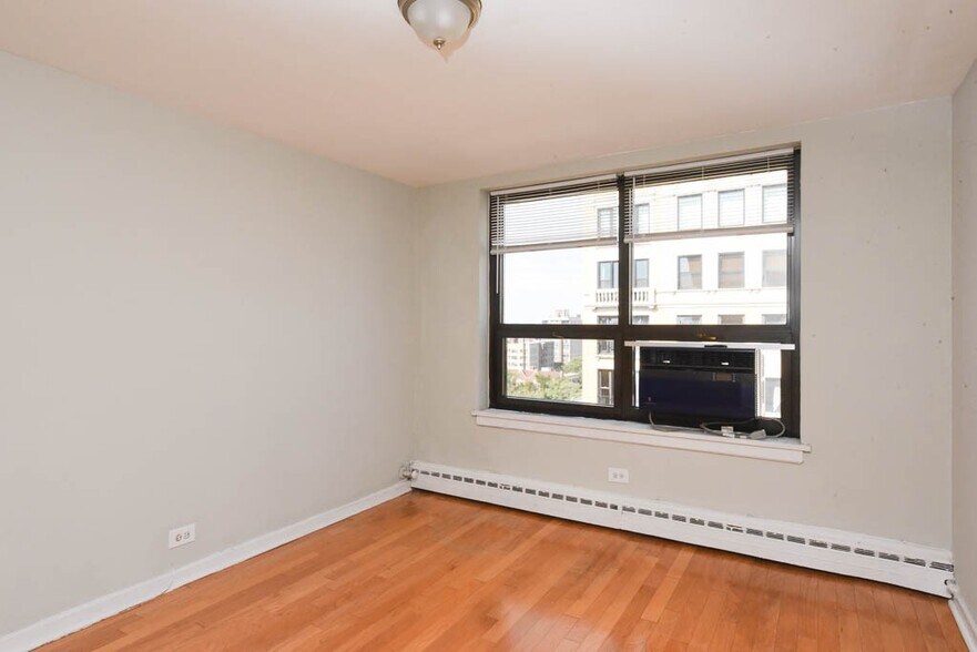 Building Photo - 450 W Wellington Ave