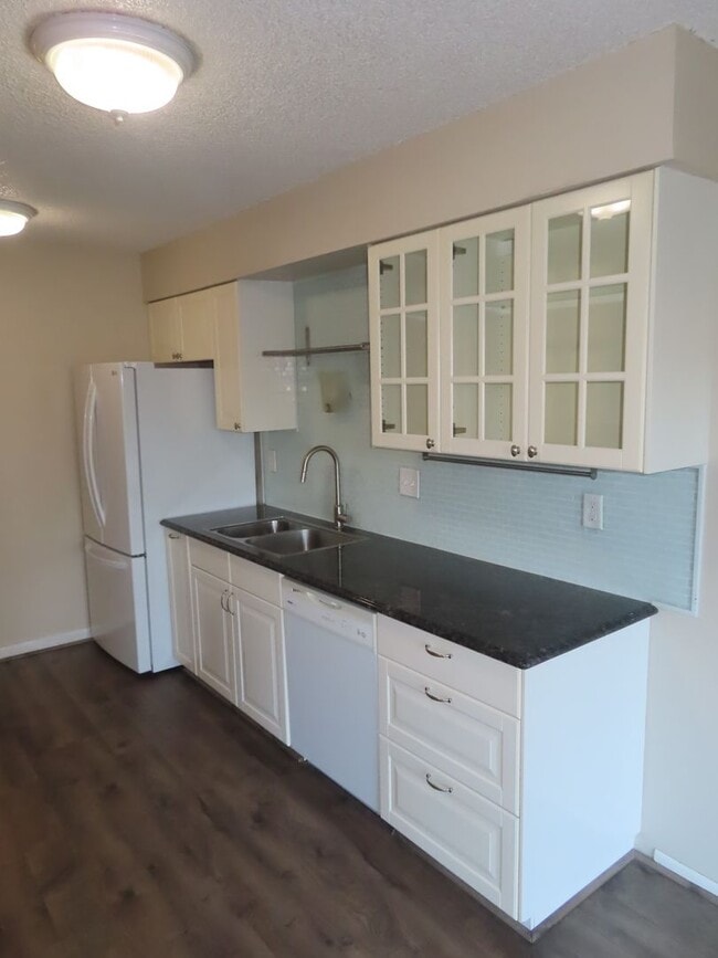 Building Photo - 3 Bed/ 1.5 Bath Townhouse Near Gateway Are...