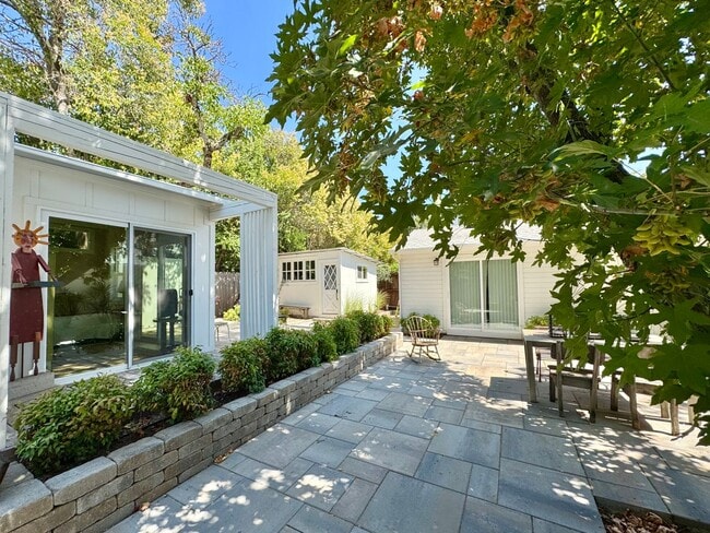 Building Photo - Rare Find Saint Helena Gem, “Upper Tainter...