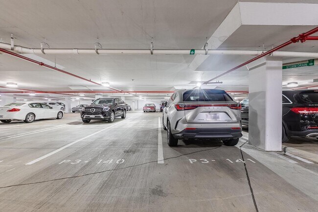 Building Photo - 8220 Crestwood Heights Dr