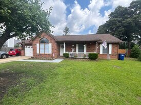 Building Photo - 123 Live Oak Dr