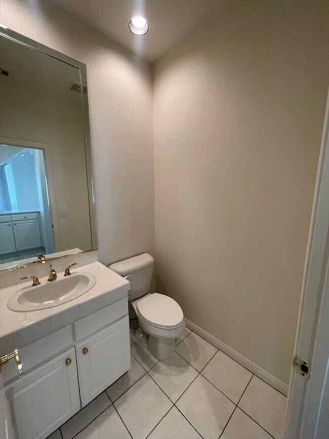 Building Photo - FANTASTIC SPACIOUS HOME LOCATED IN GATED C...