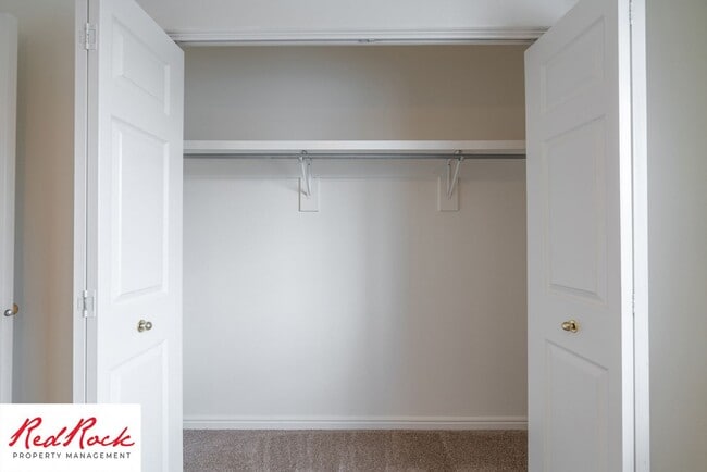 Building Photo - 2 Bedroom Townhome Available