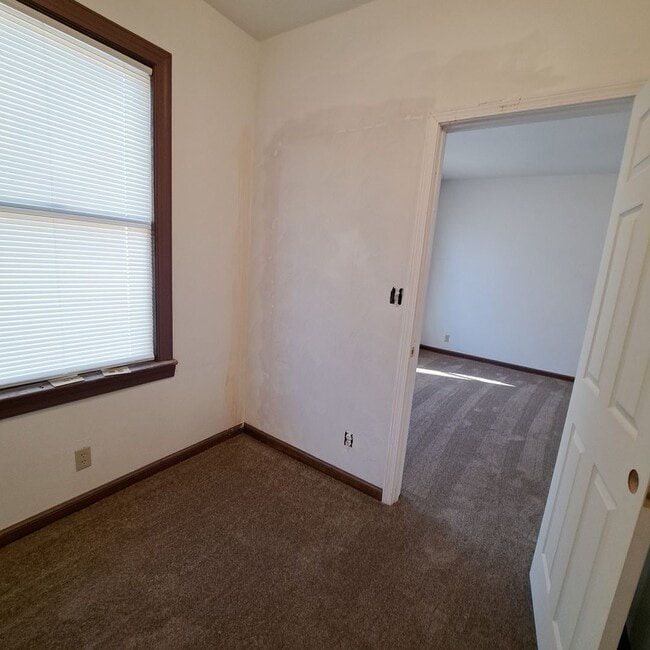 Building Photo - 708 DINWID