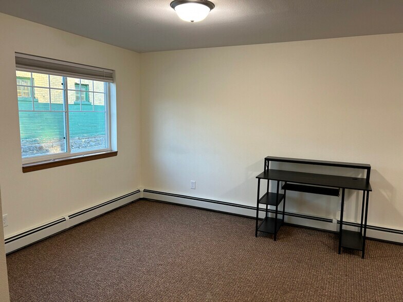 Building Photo - 516 6th St S