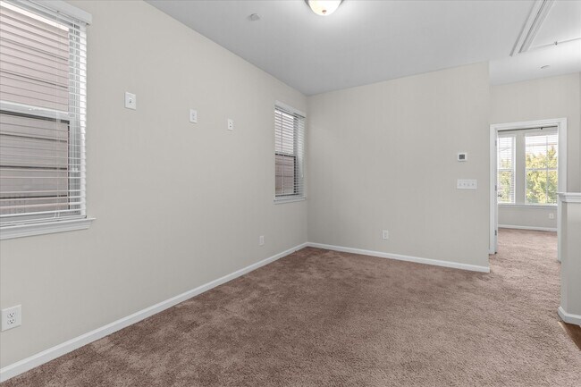 Building Photo - 1024 Moorewood Ln S E