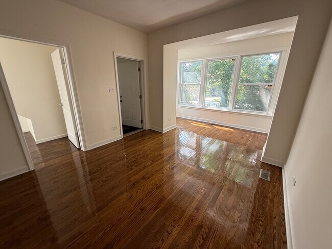 Building Photo - 411 N Hamlin Ave