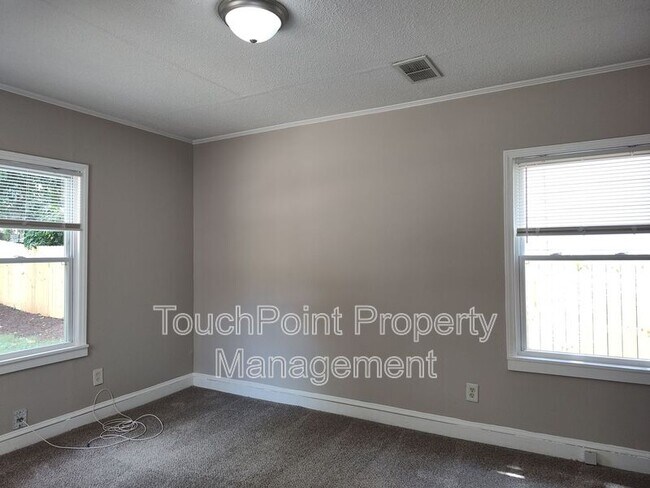 Building Photo - 1405 Shamrock Dr