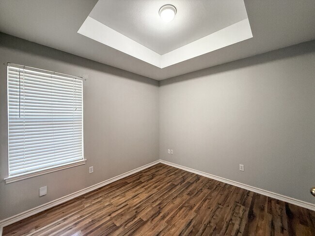 Building Photo - 3020 Pine Valley Dr