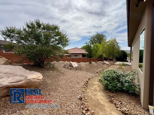 Building Photo - 4 Bedroom home on elevated Bloomington lot...