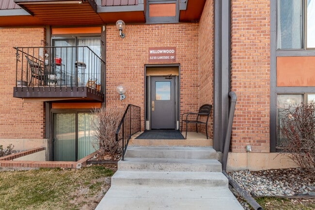 Building Photo - Bright & Spacious 1BD/1BA Top-Floor Unit with Stunning Views!