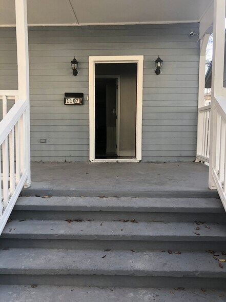 Front Porch - 1107 E Anderson St