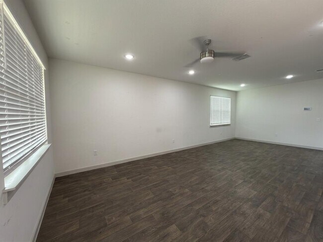 Building Photo - 3001 Egan Dr