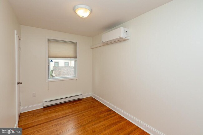 Building Photo - 240 Henley Rd