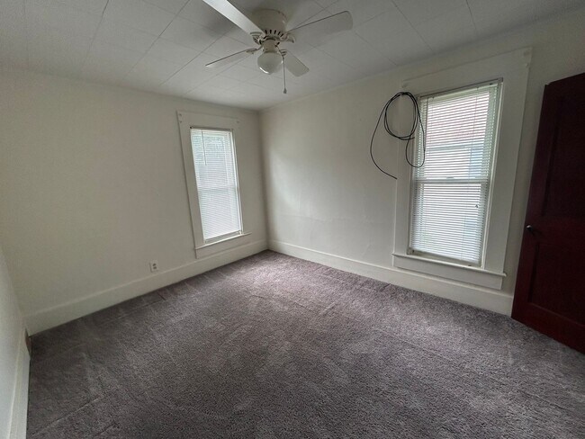 Building Photo - Single Family Home with Spacious Back Yard
