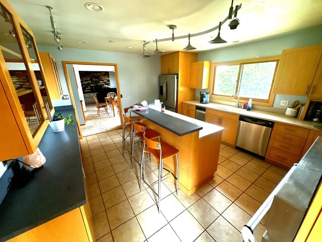 Building Photo - 2750 Greenbriar Dr