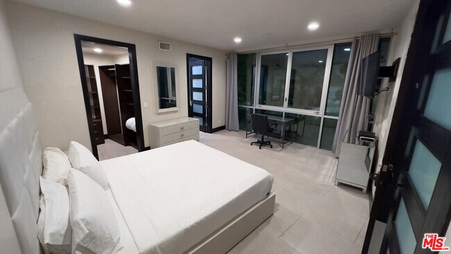 Building Photo - 6425 Weidlake Dr