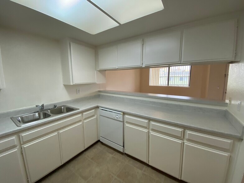 Building Photo - 14020 Yukon Ave