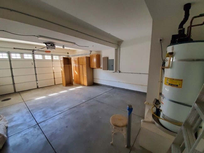 Building Photo - Spacious 4 Bedroom 3 Bath Two Story Riverp...