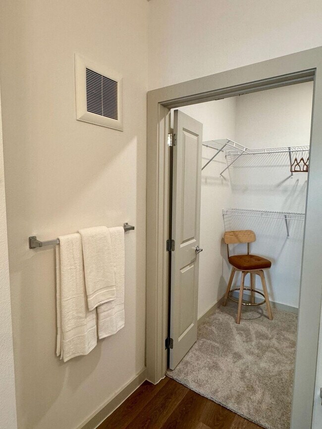 Building Photo - 1301 Leah Ave