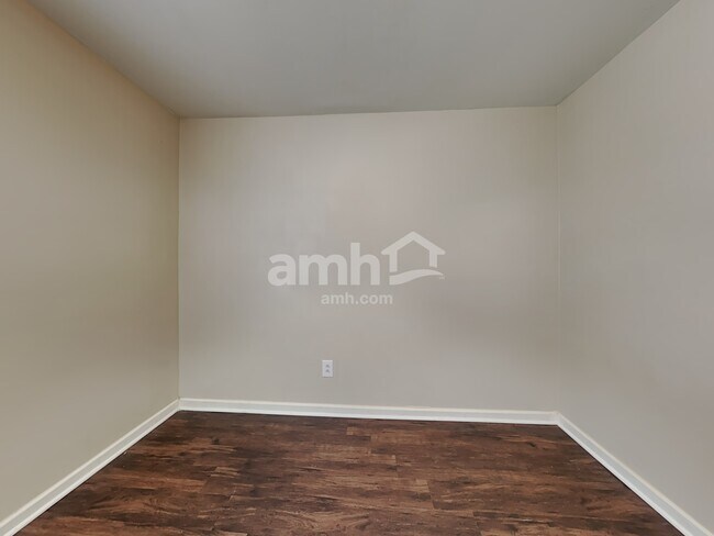 Building Photo - 926 Wolf Pack Way
