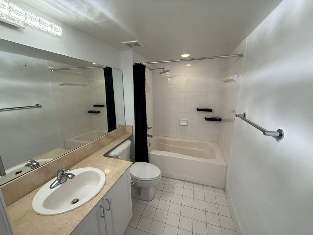 Building Photo - 1155 Brickell Bay Dr